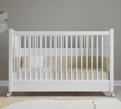 Krevati i bardhe per femije me rrota  (60x120 cm)