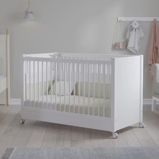 Krevat i bardhe per femije me rrota  (60x120 cm)