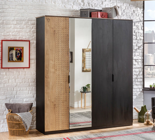 Black garderobe me 4 Dyer